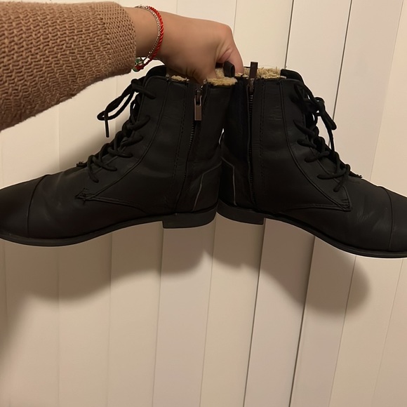 Toms Boots with Shearling - Picture 6 of 10